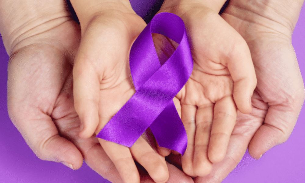 O Novembro Roxo destaca os desafios da prematuridade e a importância dos cuidados especializados para os pequenos guerreiros. Foto: Freepik