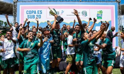 Jogadores do Porto Vitória comemoram o título da Copa Espírito Santo Sub-20 após uma vitória emocionante nos pênaltis. Foto: Reprodução/ Redes Sociais