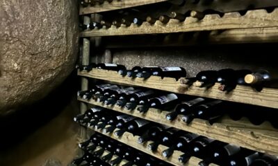 Garrafas de vinhos e cachaças artesanais repousam nas profundezas da caverna, em um ambiente perfeito para a conservação e maturação das bebidas