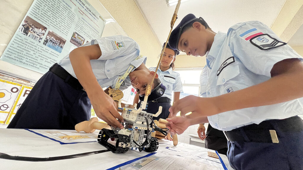 Alunos de Cariacica desenvolveram o Robô Caramelo para ajudar pessoas com deficiência visual. Foto: Claudio Postay PMC