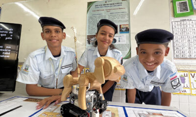 Alunos de Cariacica desenvolveram o Robô Caramelo para ajudar pessoas com deficiência visual. Foto: Claudio Postay PMC