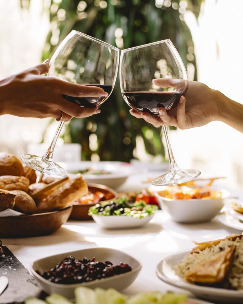 Ceia de Natal - com comidas e taças de vinho