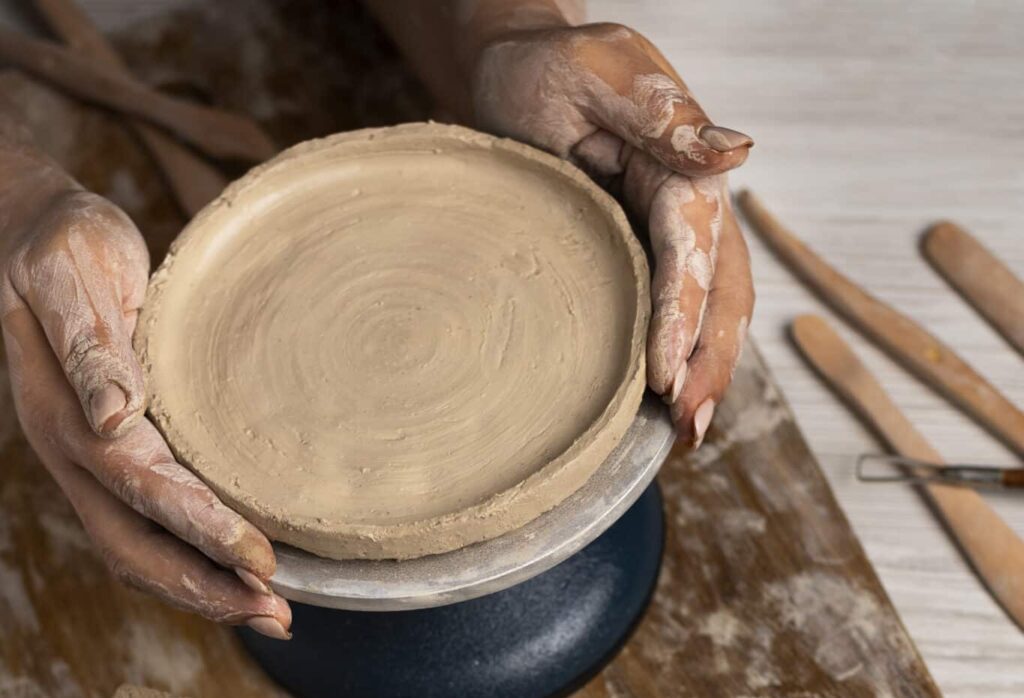 Mãos produzindo Cerâmica