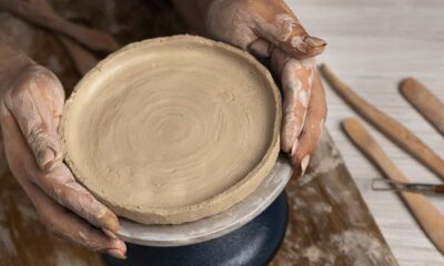 Mãos produzindo Cerâmica