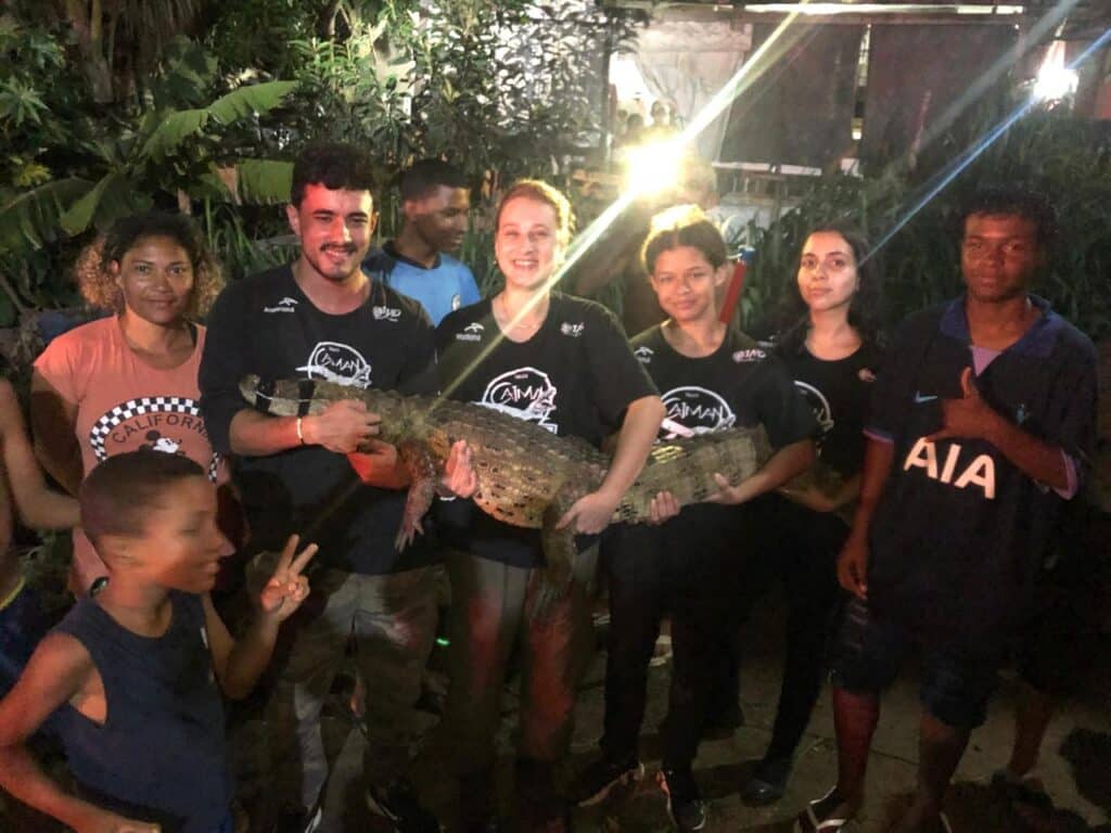 Equipe do Projeto Caiman e moradores de Vila Nova de Colares durante o resgate do jacaré, que foi contido e avaliado antes de ser devolvido à natureza