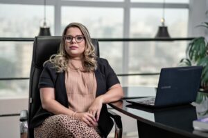 Layla Freitas é advogada criminalista, Conselheira Seccional da OAB-ES e especialista em crimes contra gênero