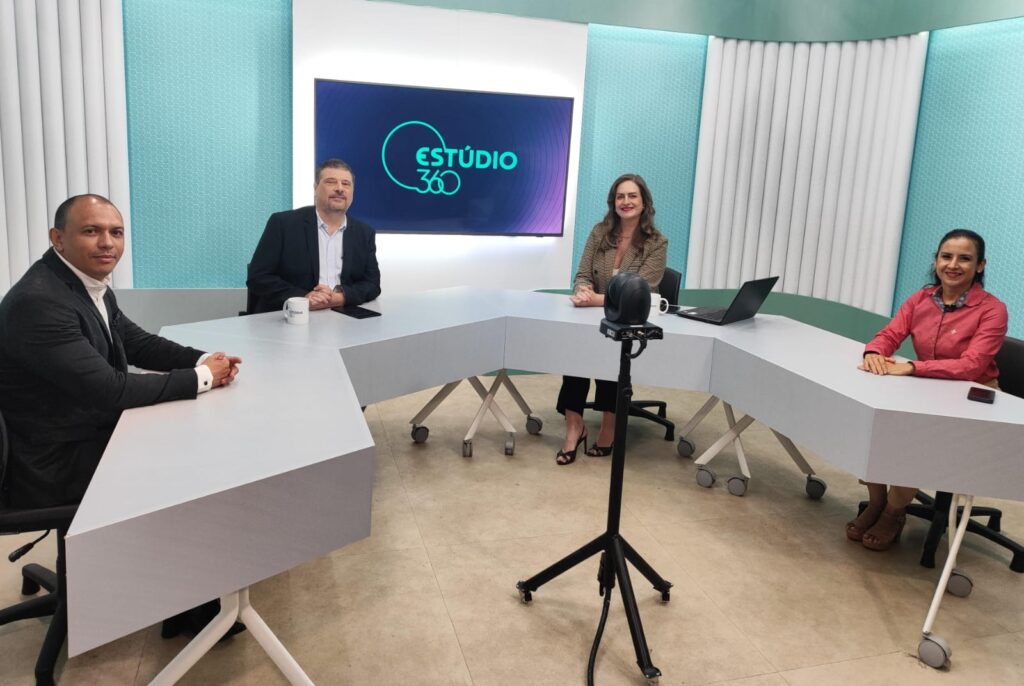 A diretora do espetáculo, Liviane Pimenta, e o maestro da Camerata SESI, Isaac Gonçalves contam os detalhes dos preparativos para a apresentação do espetáculo "Quebra-Nozes Capixaba". Foto: Fernanda Côgo