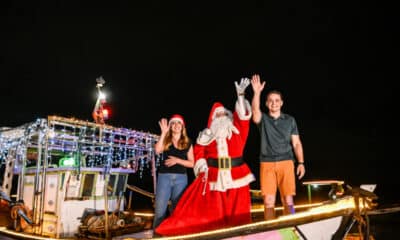 Papai Noel chega de barco na orla de São Pedro