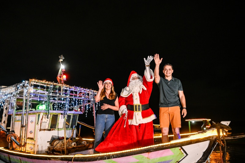 Papai Noel chega de barco na orla de São Pedro