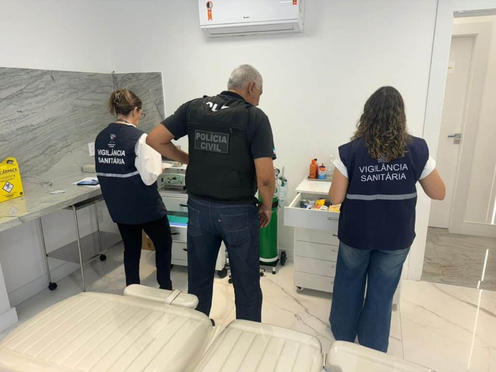 Vigilância Sanitária realizou inspeção na clílica do biomédico indiciado. Foto Divulgação PC