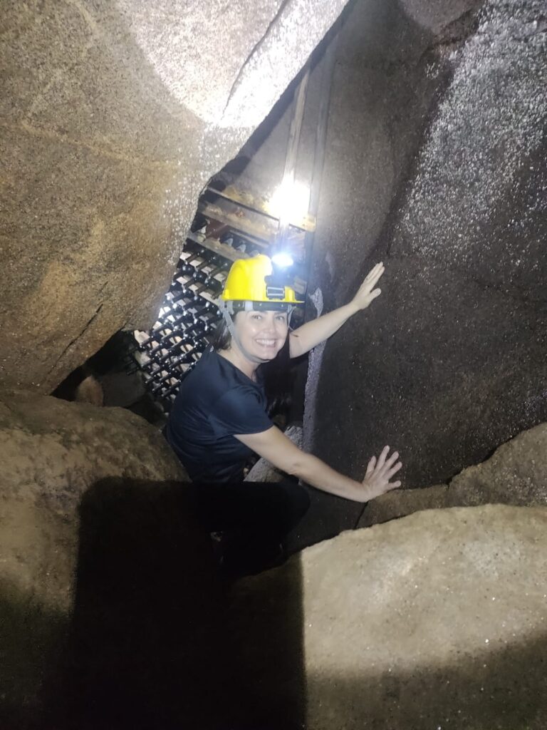 Visitante descendo de rapel em direção à Adega da Caverna, onde os vinhos são preservados a 30 metros de profundidade em condições ideais