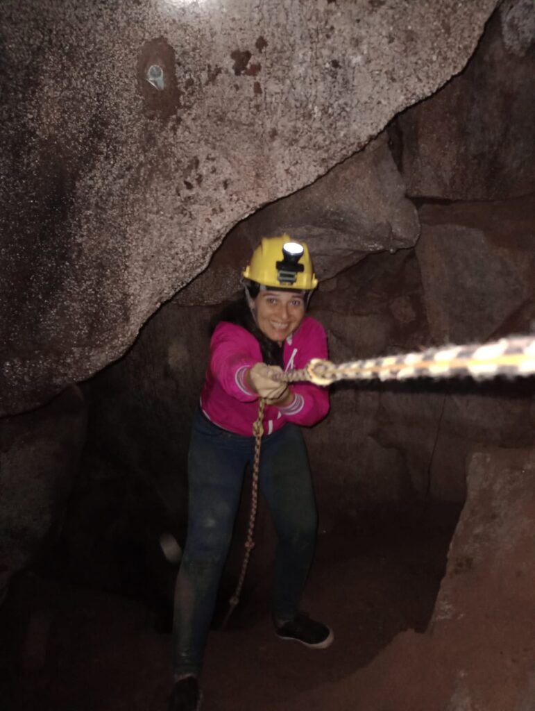 Visitantes descem de rapel para explorar a Adega da Caverna, onde vinhos e cachaças artesanais são cuidadosamente armazenados a 30 metros de profundidade