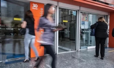 Fique atento aos expedientes bancários de final de ano. Verifique os horários e evite surpresas nos feriados. Foto: Agência Brasil