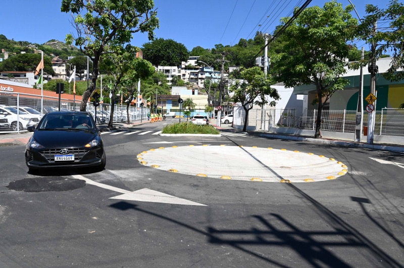 Nova rotatória no cruzamento da avenida Vitória com a rua Hermes Curry Carneiro. Foto: Marcos Salles