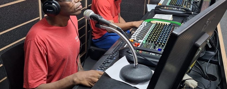 A Rádio Black é produzida por internos da Penitenciária Estadual de Vila Velha. Foto: Divulgação