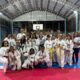 O Taekwondo Solidário oferece mais do que aulas de Taekwondo; ele contribui para a formação integral dos jovens com apoio educacional e emocional. Foto: Reprodução/ Instagram: @projetotkdsolidario