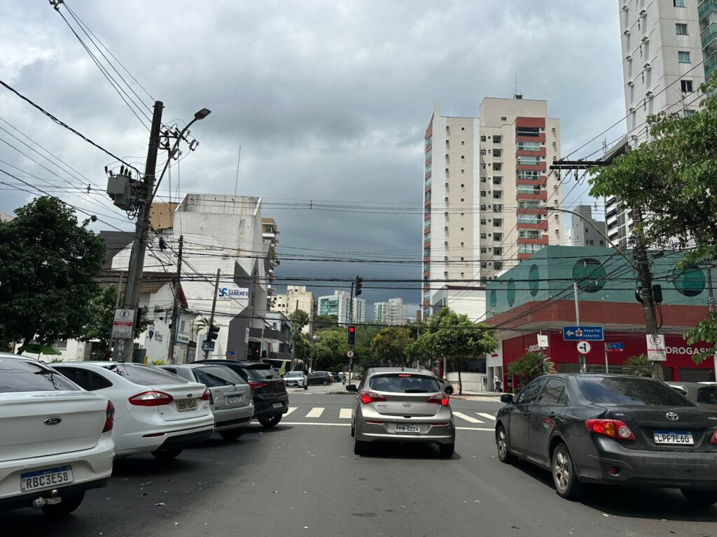 Céu nublado na Praia do Canto, em Vitória