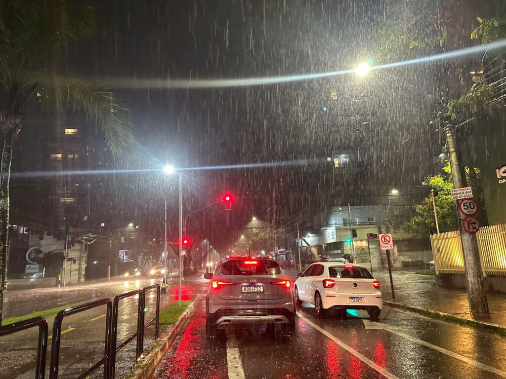 Chuva forte na Praia do Canto, em Vitória