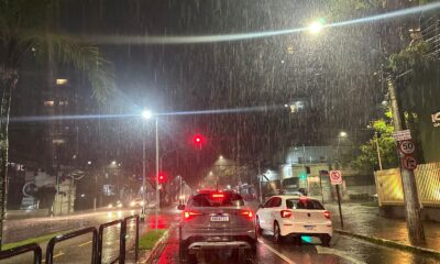 Chuva forte na Praia do Canto, em Vitória