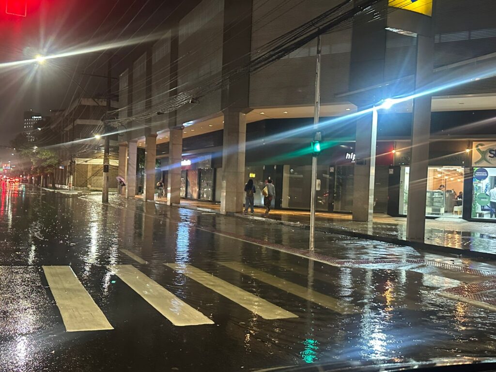 Chuva forte provoca alagamento na Reta da Penha, em Vitória