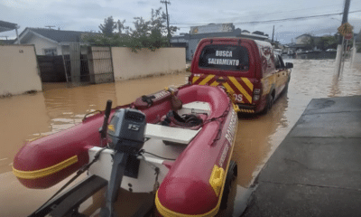 Chuvas fortes deixam ruas alagadas em Santa Catarina