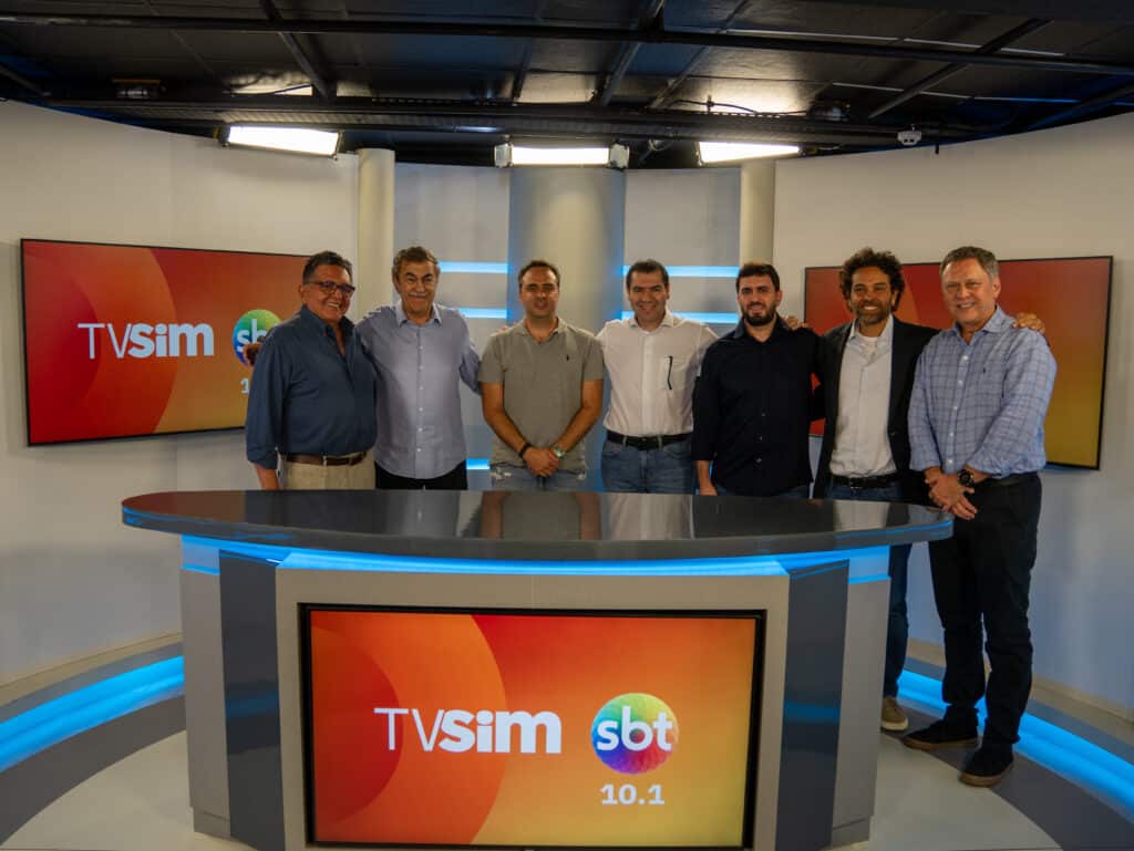 Daniel Abravanel ao lado da equipe da TV Sim/SBT, conhecendo os estúdios e discutindo os novos rumos da emissora no Espírito Santo