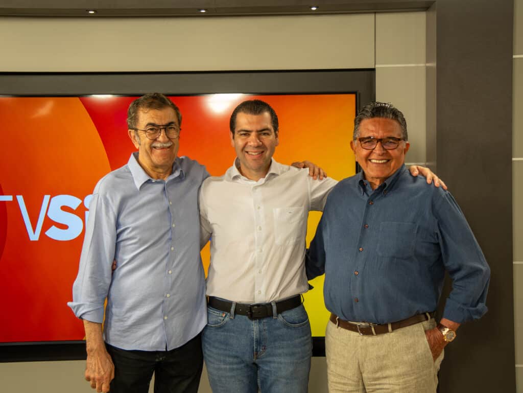 Daniel Abravanel, Walter de Sá Cavalcante Júnior e Rui Baromeu durante visita à TV Sim/SBT, destacando as expectativas para o futuro da emissora no Espírito Santo