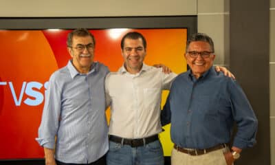 Daniel Abravanel, Walter de Sá Cavalcante Júnior e Rui Baromeu durante visita à TV Sim/SBT, destacando as expectativas para o futuro da emissora no Espírito Santo