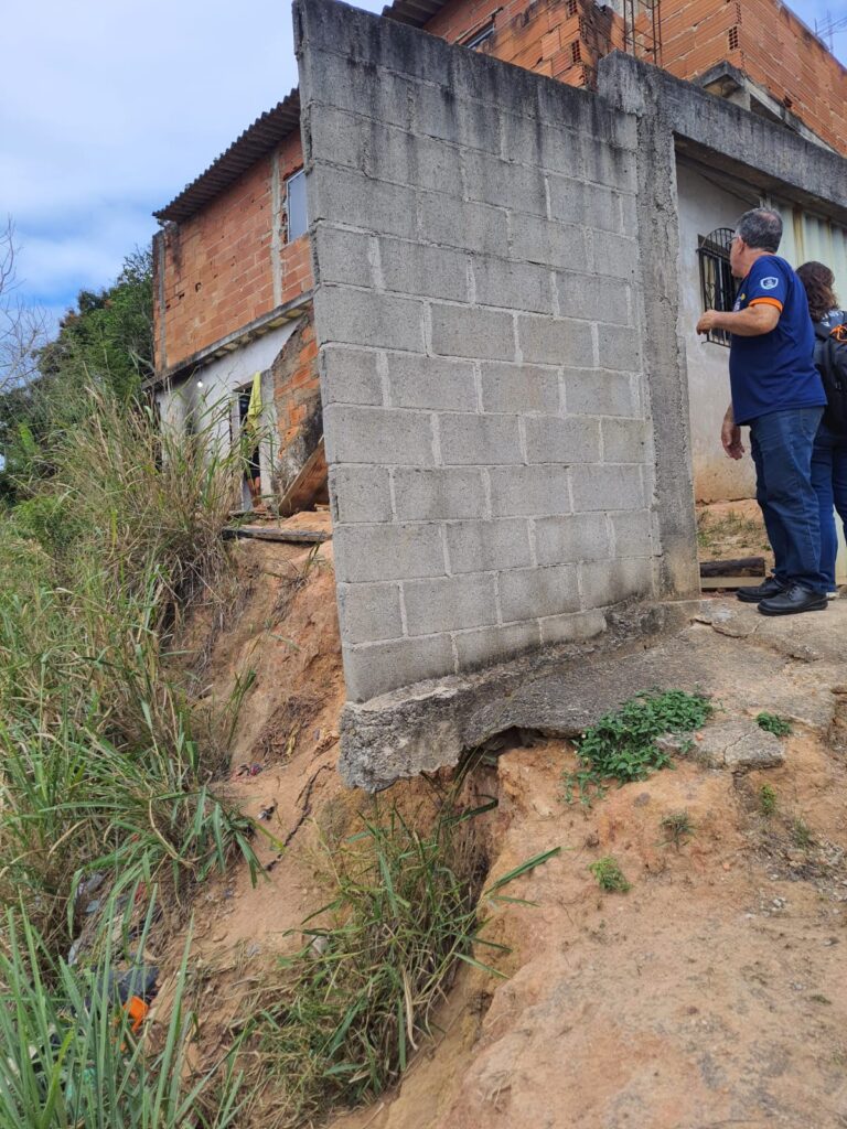 Mapeamento da Ufes identifica áreas de risco em bairros da Serra, com foco nas encostas e áreas propensas a desastres naturais