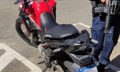 Jovem com moto clonada é detido enquanto comprava salgadinhos em Vitória