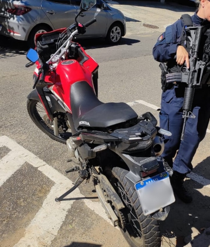 Jovem com moto clonada é detido enquanto comprava salgadinhos em Vitória