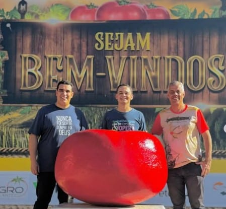 Pazolini entre Erick Musso e Evair de Melo: Festa do Tomate. Foto: reprodução Instagram