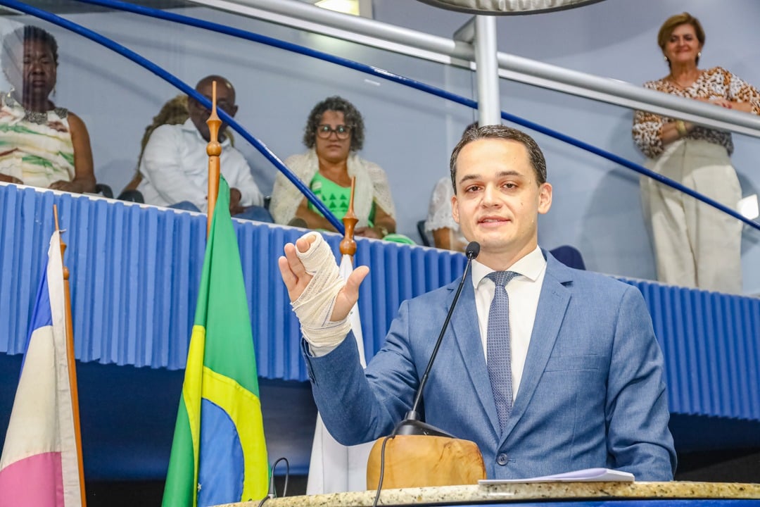 Lorenzo Pazolini faz juramento na posse