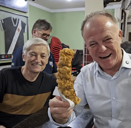 Renato Casagrande com a famosa barrinha de cereal