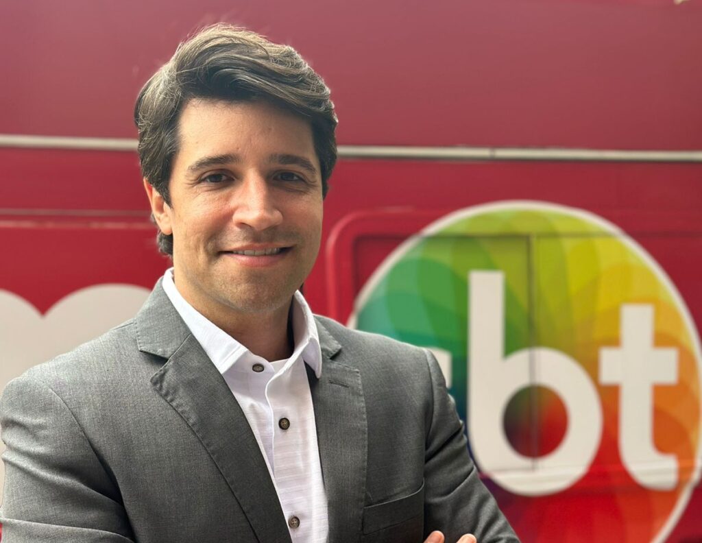 Tiago Américo é apresentador da TV Sim/SBT