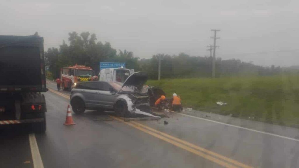 Tráfego desviado na BR-101 após colisão que deixou cinco feridos. Foto: Divulgação