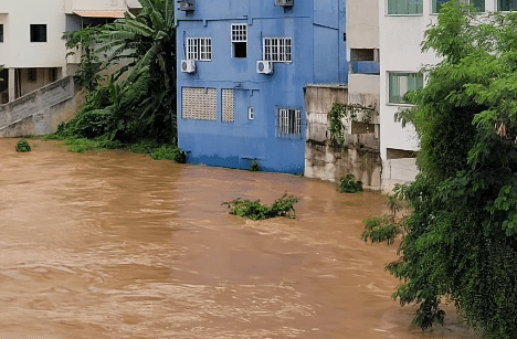 Devido às enchentes, muitas pessoas tiveram contato com água suja. Foto: Reprodução