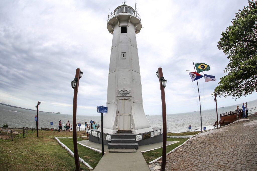 Descubra o encanto do Farol Santa Luzia, um pedaço da história que brilha no coração de Vila Velha. Foto: Everton Nunes