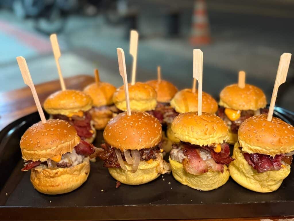 O Arthur Lanches oferece 30 opções de mini burgers por R$ 49,90. Foto: Josué de Oliveira