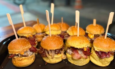 O Arthur Lanches oferece 30 opções de mini burgers por R$ 49,90. Foto: Josué de Oliveira