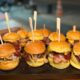 O Arthur Lanches oferece 30 opções de mini burgers por R$ 49,90. Foto: Josué de Oliveira