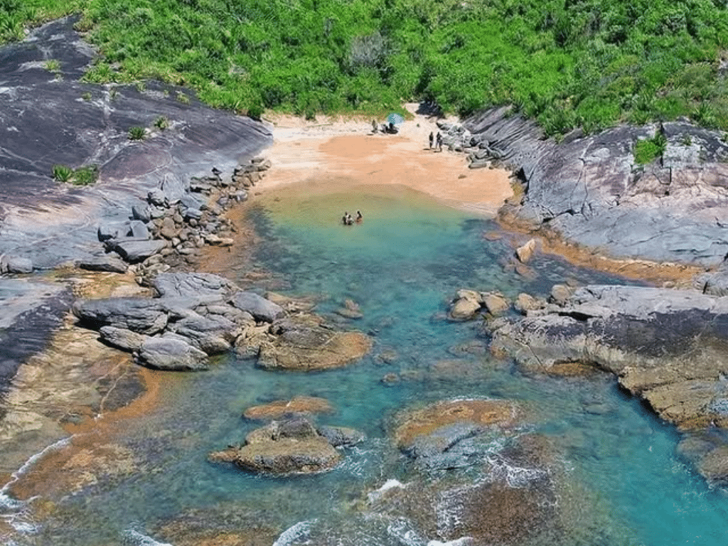 Explore o charme escondido da Praia dos Cosines, um verdadeiro paraíso em Guarapari. Foto: Reprodução/Redes Sociais (@dicas_guarapari)