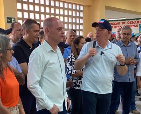 Alessandro Broedel ao lado de Casagrande em evento em Sooretama. Foto: reprodução Facebook