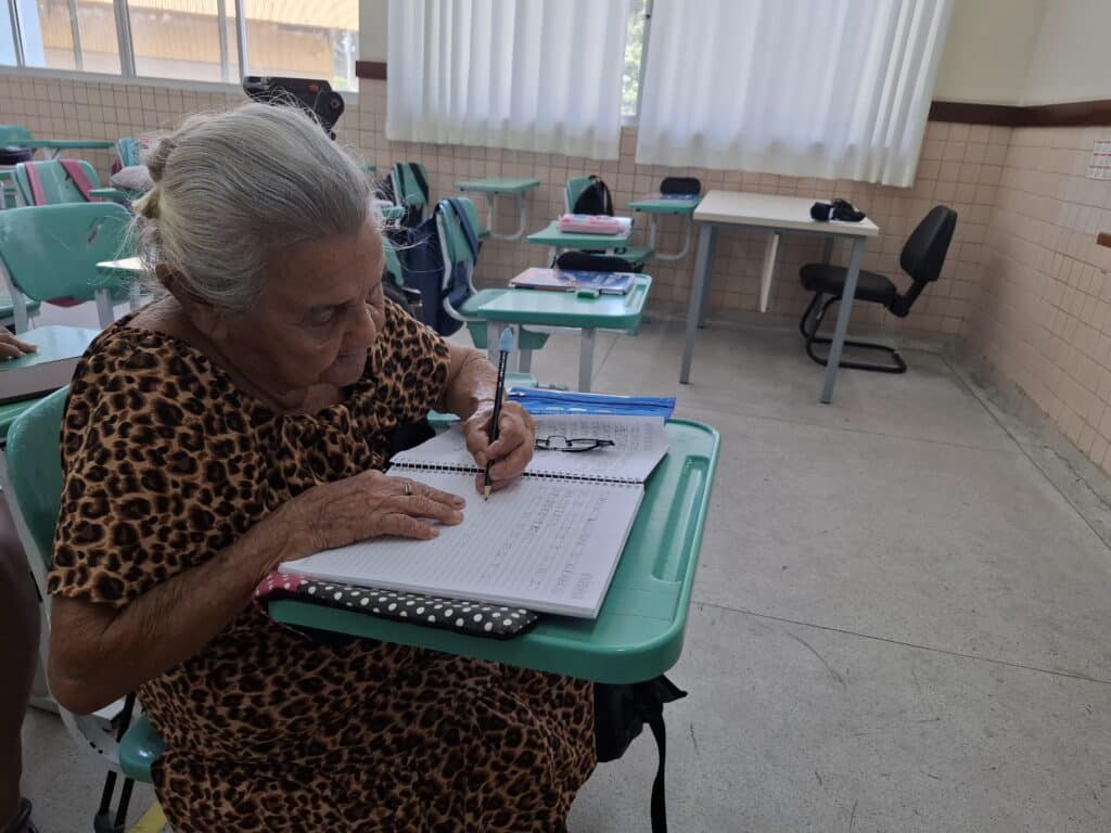 Altina na sala de aula- aos 92 anos, ela retorna aos estudos e inspira colegas na EJA