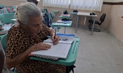 Altina na sala de aula- aos 95 anos, ela retorna aos estudos e inspira colegas na EJA