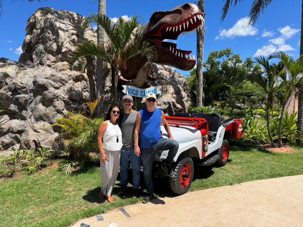 Os empresários Ricardo Sobreira, o Rico, sua esposa Claudete Zampier, a caipira e o filho do casal Álvaro José Sobreira Nunes, o Riquinho. Foto: Arquivo Pessoal