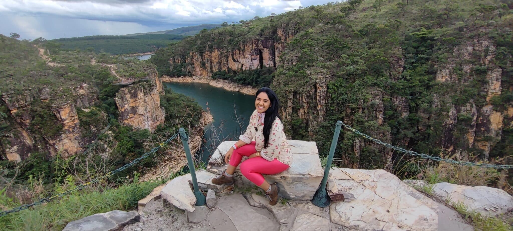 A cidade de Capitólio, conhecida como a 'Rainha dos Lagos', oferece uma variedade de atrações, desde passeios de lancha até trilhas e tirolesas, garantindo experiências inesquecíveis. Foto: Arquivo Pessoal