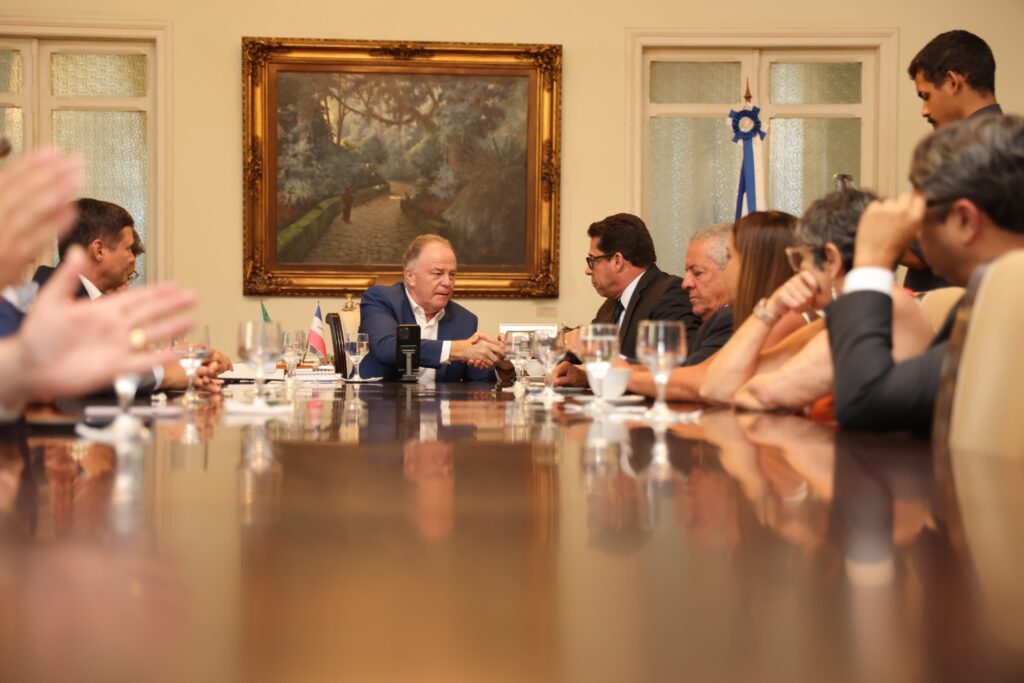 Marcelo Santos e os outros membros da nova Mesa Diretora foram recebidos por Casagrande, no Palácio Anchieta, após eleição na Ales. Foto: Hélio Filho/Secom