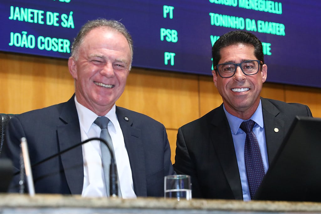 Casagrande e Marcelo durante sessão solene de abertura do ano legislativo. Foto: Ellen Campanharo/Ales