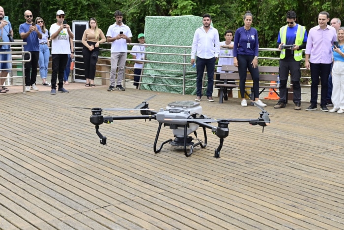 Drone agrícola sobrevoa o Parque da Fonte Grande durante o lançamento do programa 'Chuva de Sementes'